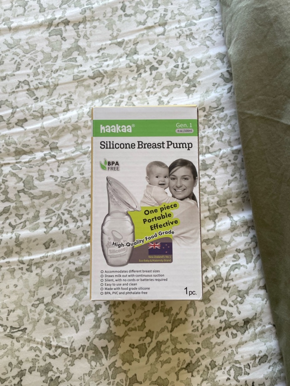 [haakaa] NWT Silicone Breast Pump - White/Clear